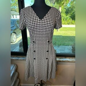DKNY Short Sleeve V-neck Double Button Fit & Flare Black White Gingham Dress SZ6